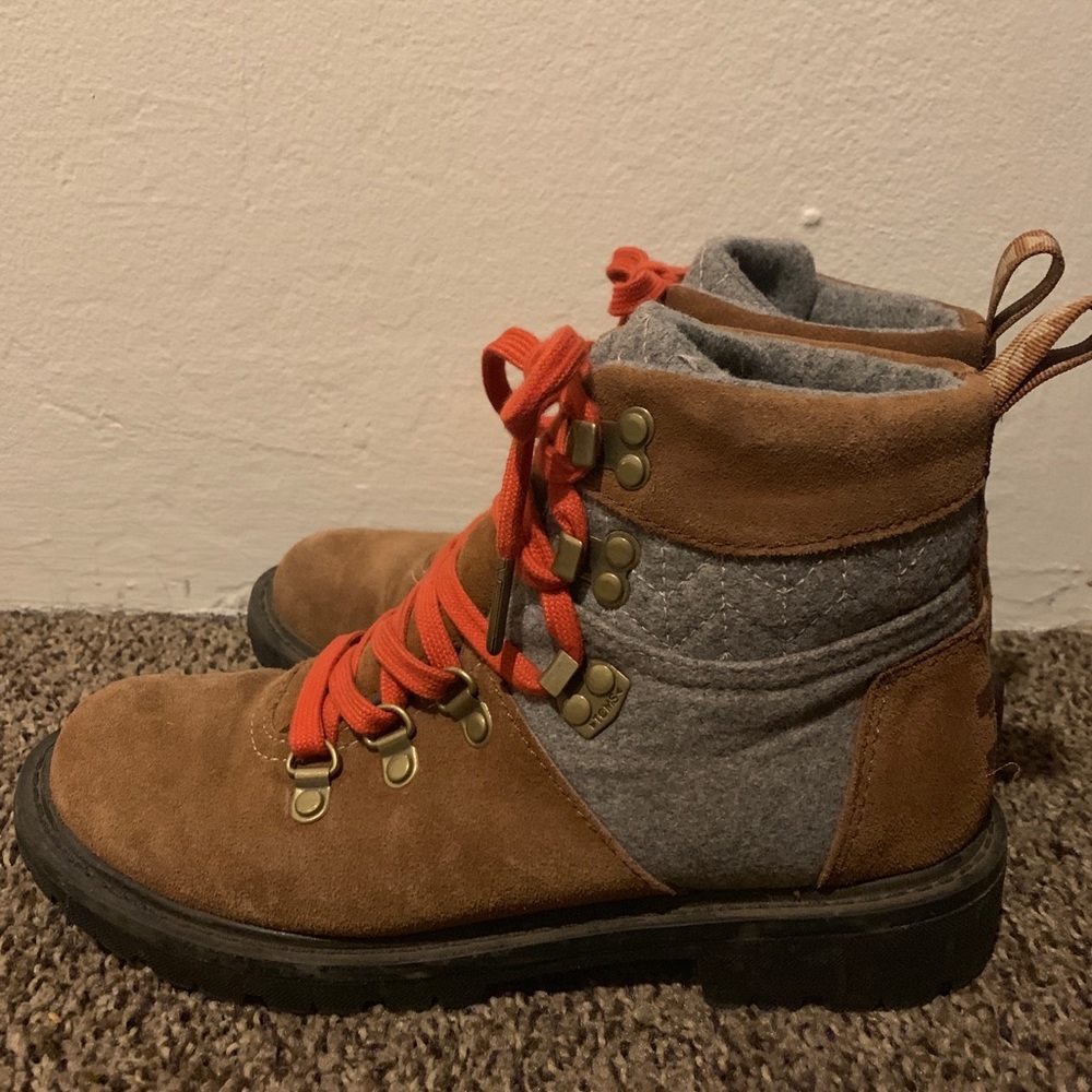 Women’s Toms Hiking Boots Size 7